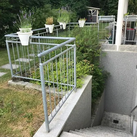 Helle Souterrainwohnung Mit Komfort